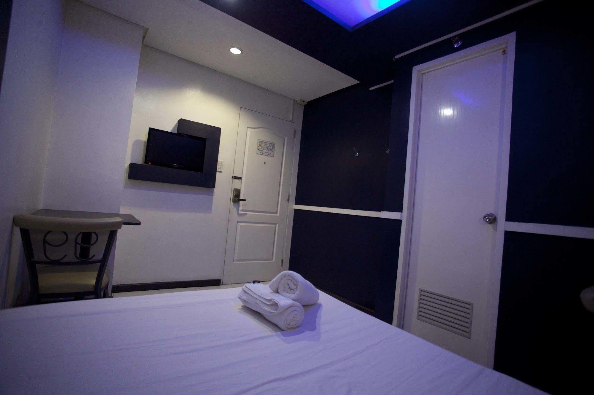 קואזון סיטי Hotel 99 Cubao מראה חיצוני תמונה