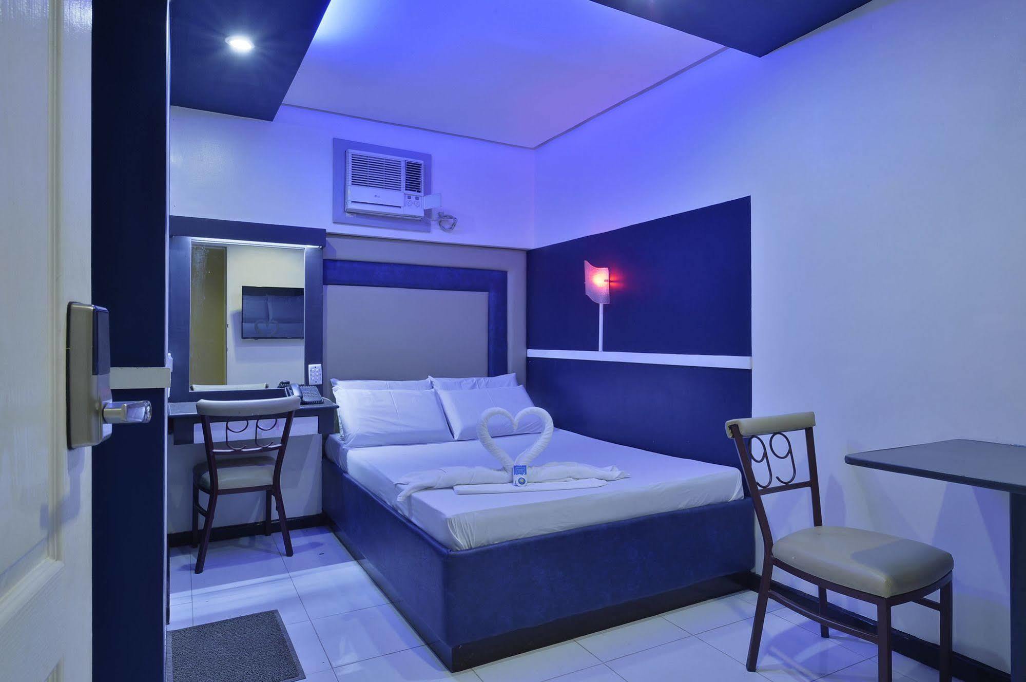 קואזון סיטי Hotel 99 Cubao מראה חיצוני תמונה