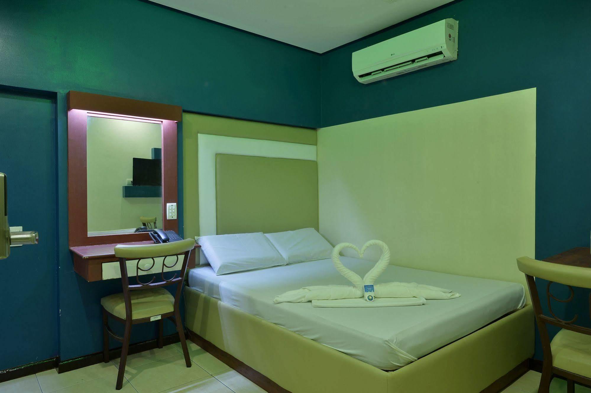 קואזון סיטי Hotel 99 Cubao מראה חיצוני תמונה