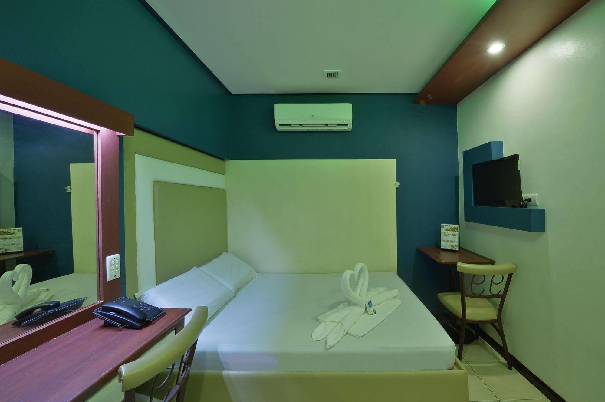 קואזון סיטי Hotel 99 Cubao מראה חיצוני תמונה