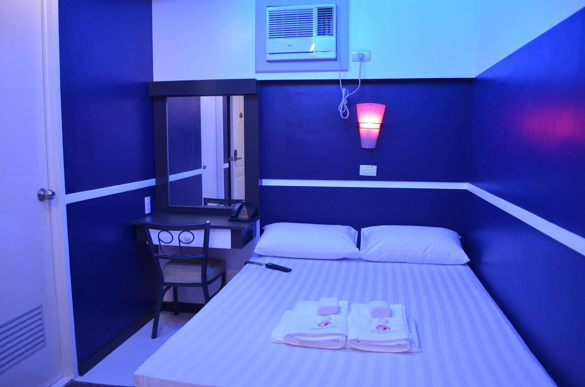 קואזון סיטי Hotel 99 Cubao מראה חיצוני תמונה